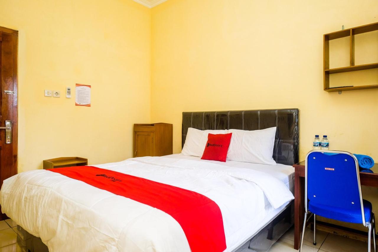 Reddoorz Syariah @ Griya Thamrin Manahan Solo Экстерьер фото
