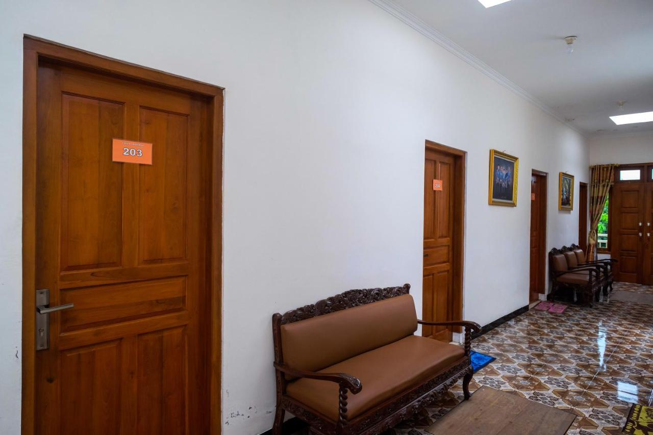 Reddoorz Syariah @ Griya Thamrin Manahan Solo Экстерьер фото